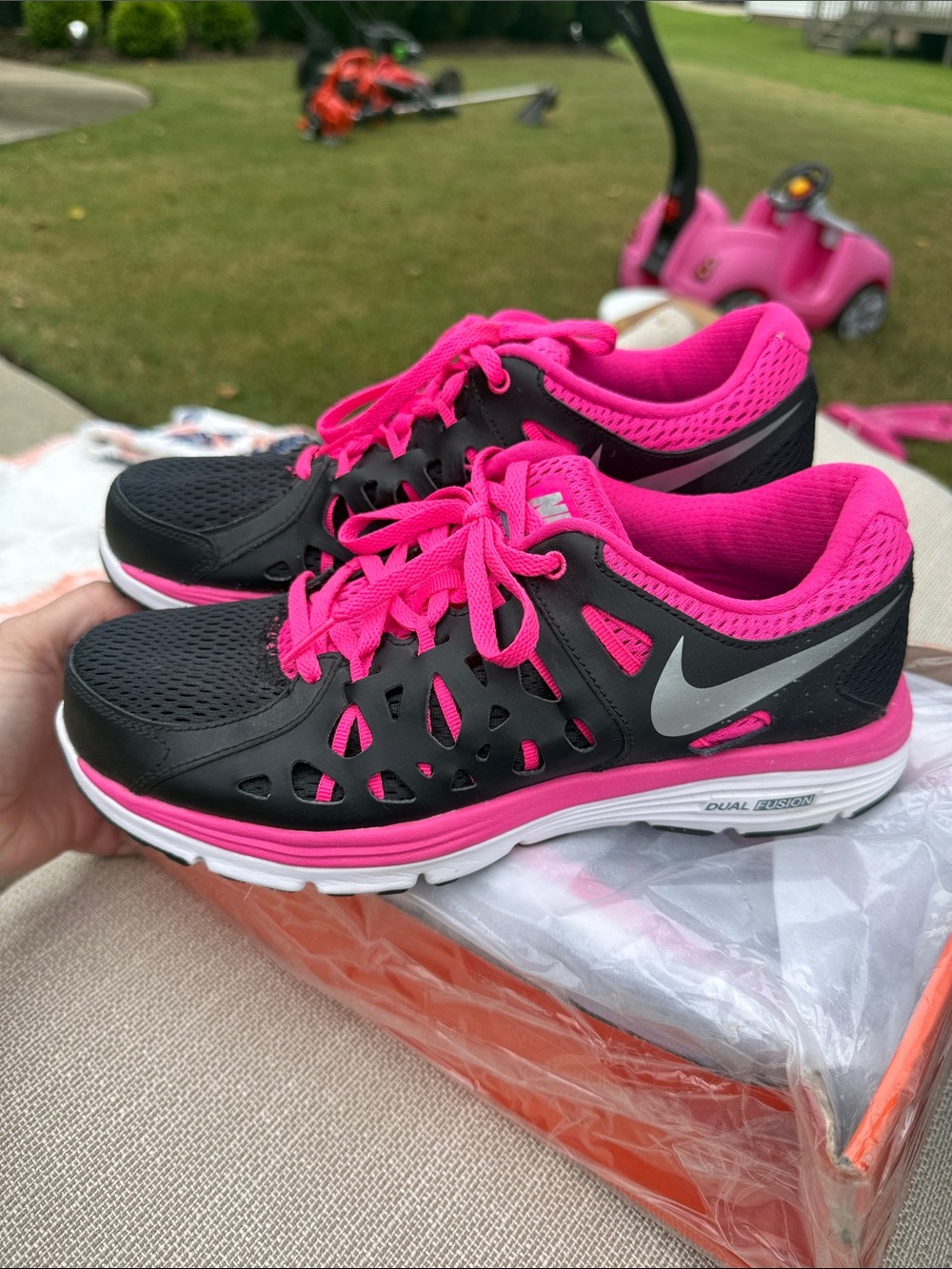 Nike Women's Dual fusion Black & Hot Pink Running Sneakers. New in box.